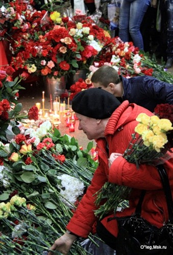 Цветы жертвам теракта на Лубянке