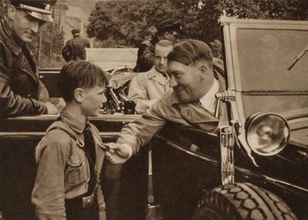 Гитлер пристает к мальчикам