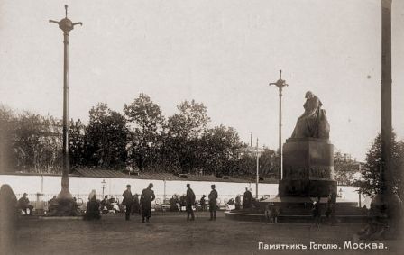 Памятник Гоголю на Пречистенском булдьваре