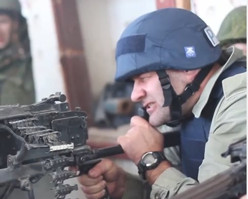Актер Пореченков стреляет во время визита в ДНР Пореченков стреляет из пулемета